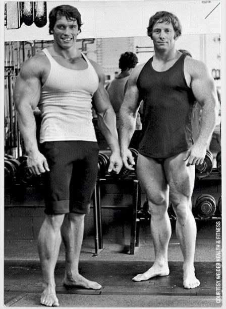Arnold Schwarzenegger ve fitcentru – ztělesnění úspěchu a vytrvalosti, legenda kulturistiky.