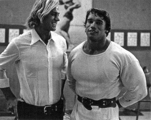 Arnold Schwarzenegger v mladosti vo fitnescentre – legenda kulturistiky na začiatku svojej cesty.